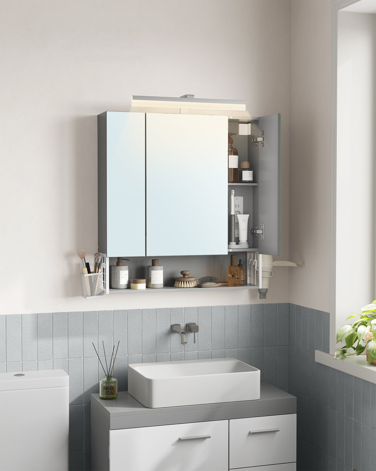 Spiegelkast met Stopcontacten, Föhnhouder en 3 Deuren, 16,5 x 70 x 75 cm