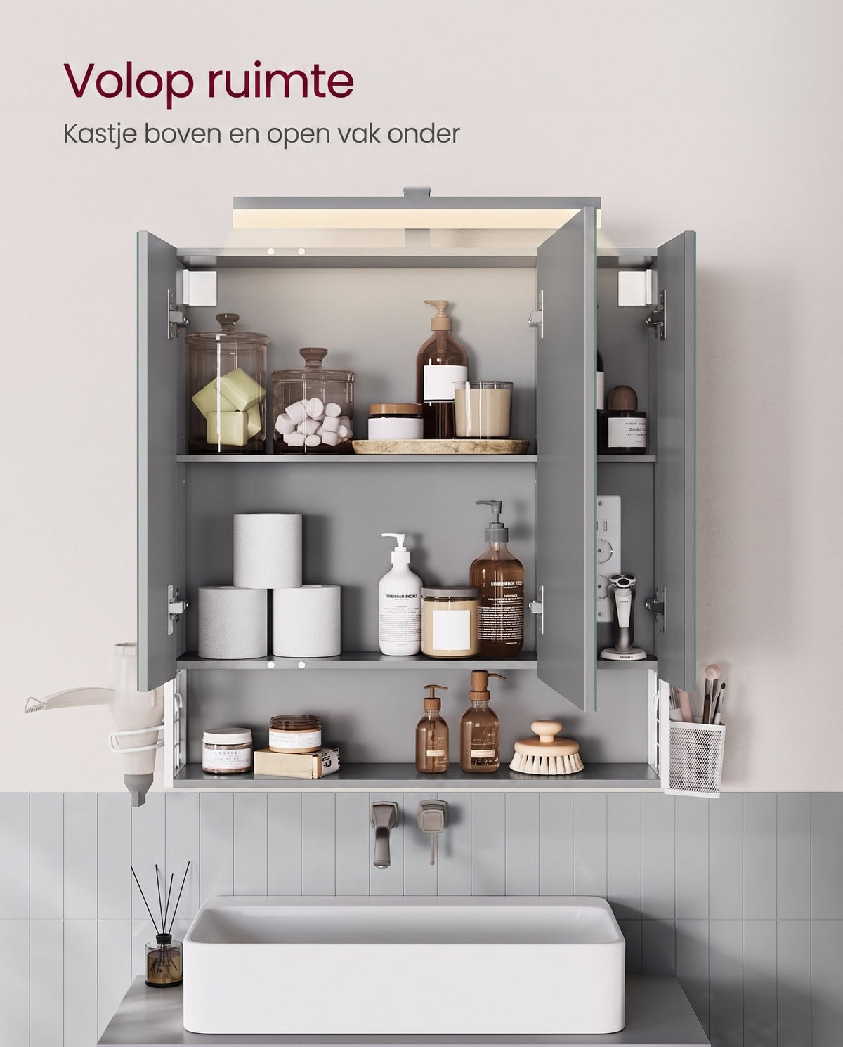 Spiegelkast met Stopcontacten, Föhnhouder en 3 Deuren, 16,5 x 70 x 75 cm