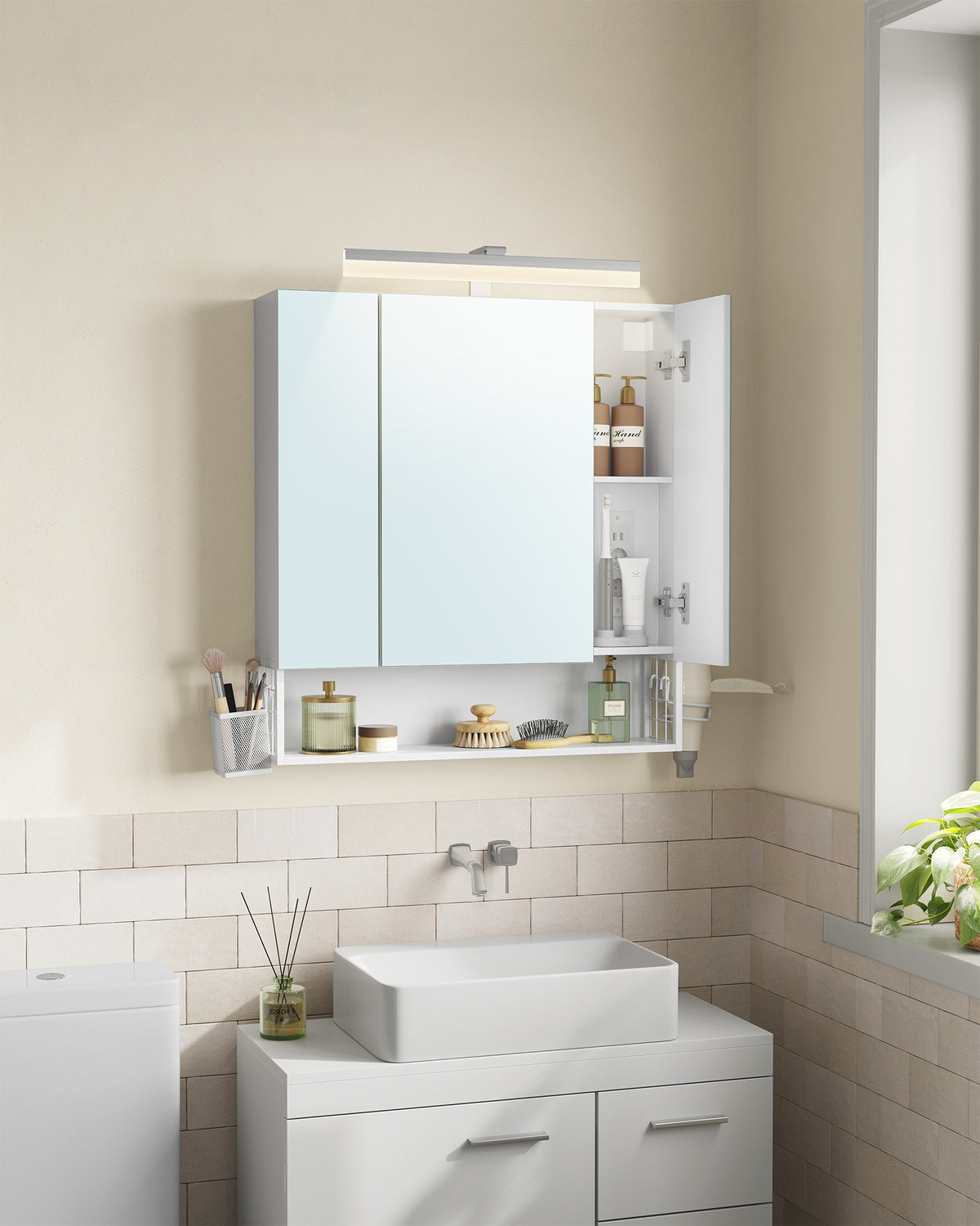 Spiegelkast met Stopcontacten, Föhnhouder en 3 Deuren, 16,5 x 70 x 75 cm