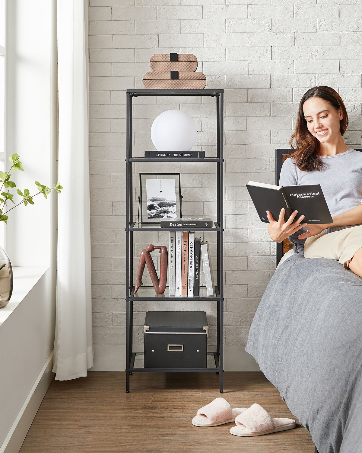 Smalle Stellingkast van Gehard Glas met Stalen Frame – productweergave 8 | De Groot Living